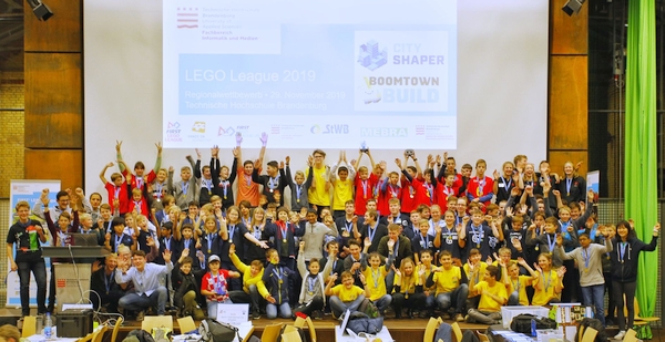 Gruppenfoto der Teams der LEGO League 2019 in Brandenburg